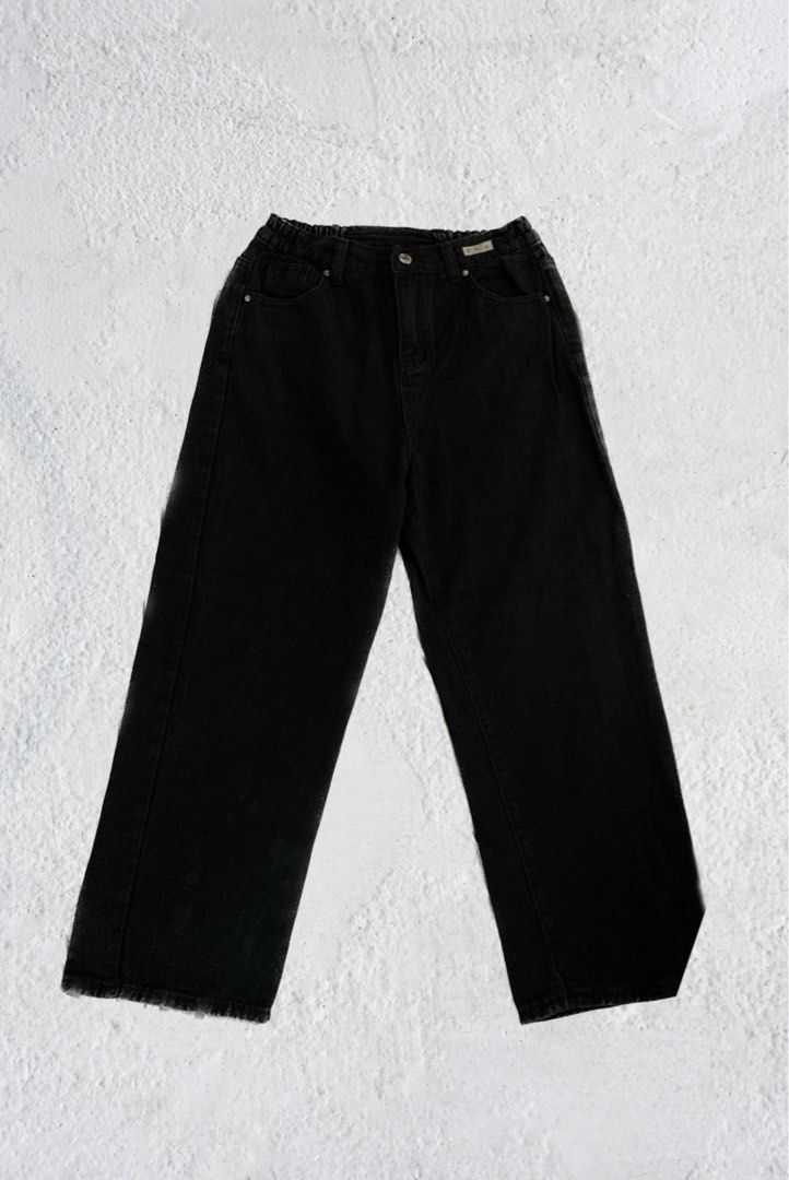 Black high waist jeans (Category: Jeans) located in Las Pinas. Submitted by tyrastyle (Listing ID 1224957318, Image 1). Description: Size 25-27” Length 35” Stretchable .