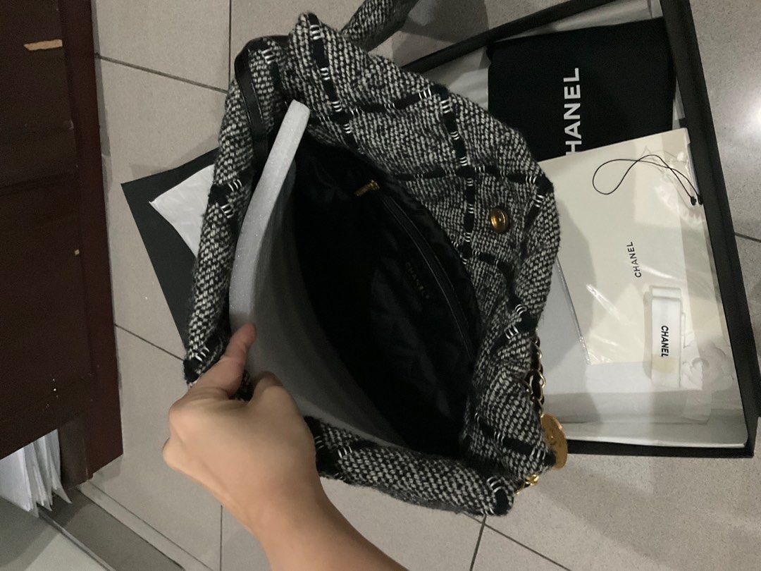 tas shoulder-bag Chanel C22 Medium Black GHW Shoulder Bag