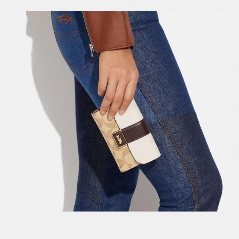 COACH Medium Grace Wallet In Signature Canvas, Women's Fashion, Bags