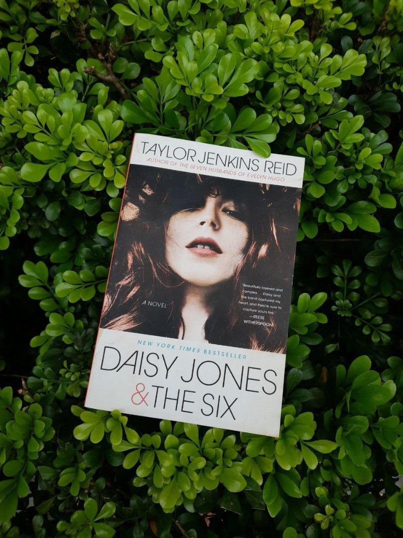 Daisy Jones and the Six on Carousell