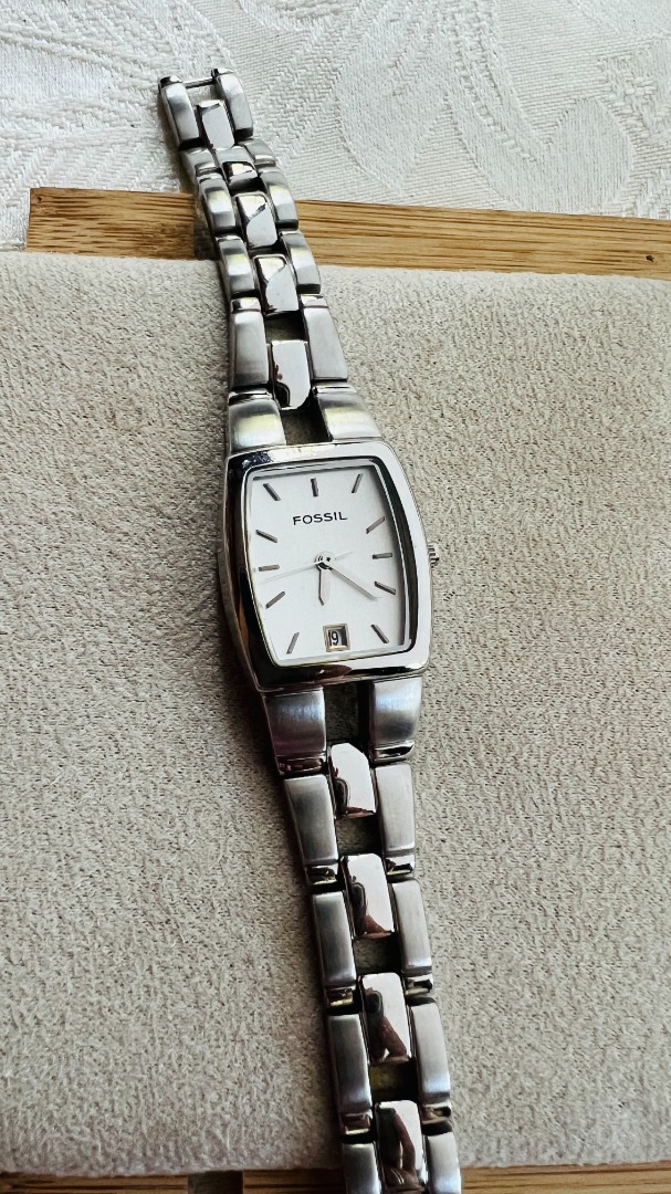 Fossil f2 ladies watch price clearance