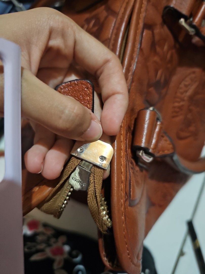 Gucci deer vintage authentic, Barang Mewah, Tas Dompet di Carousell