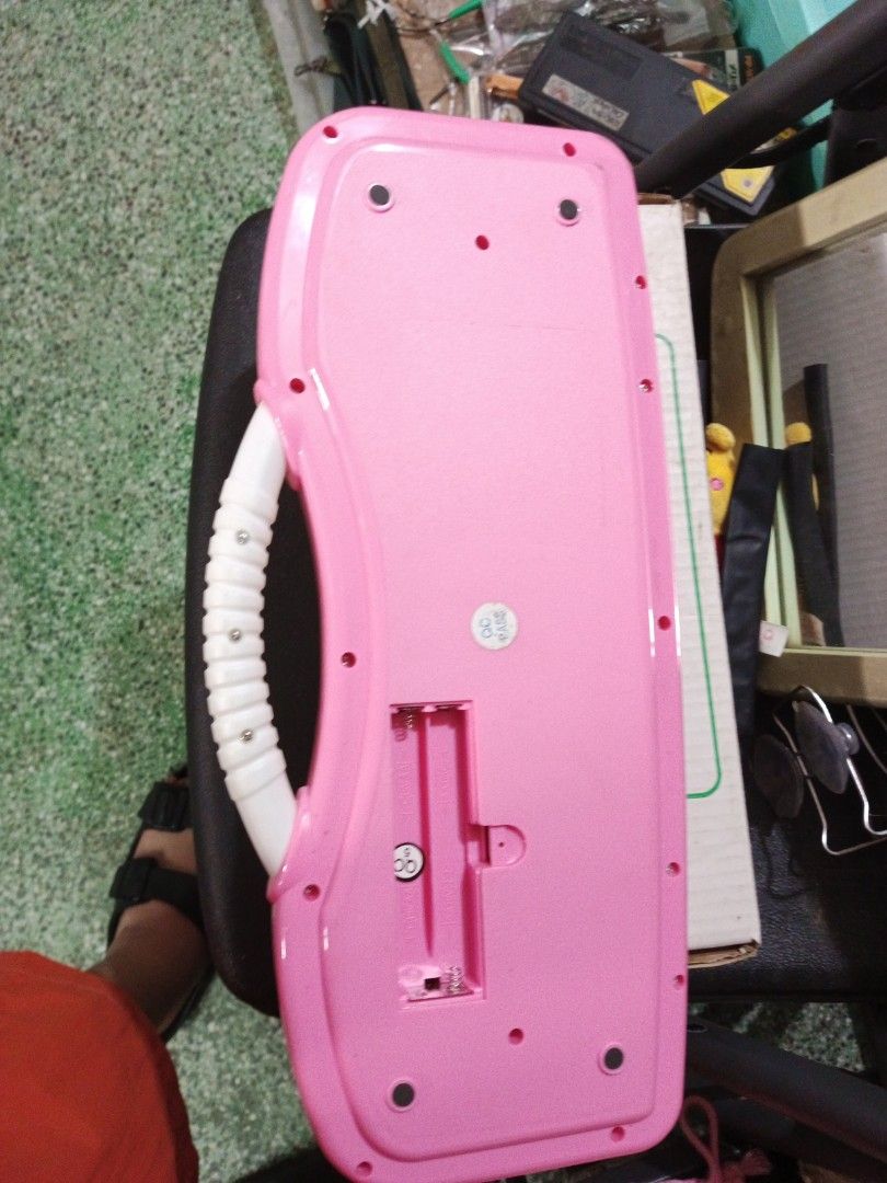 Hello kitty Piano (Category: Character Goods) located in Legazpi City. Submitted by kikosgarage (Listing ID 1224996557, Image 2). Description: miss battery cover.