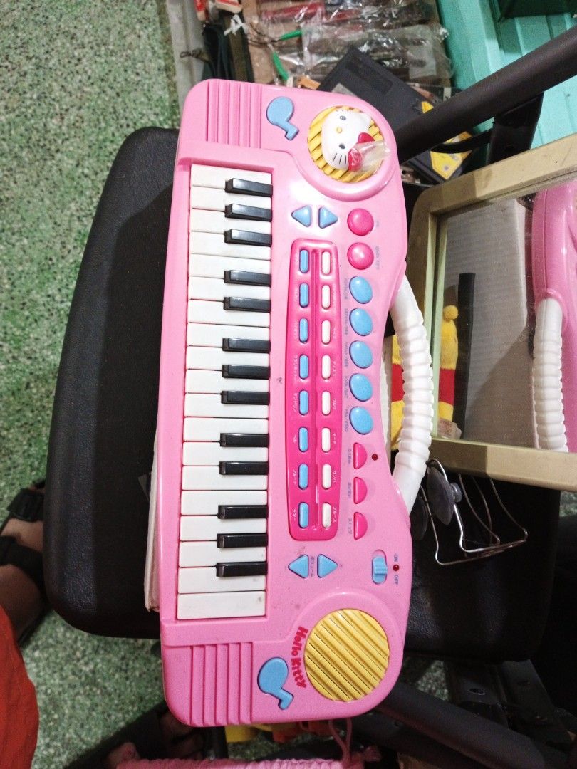 Hello kitty Piano (Category: Character Goods) located in Legazpi City. Submitted by kikosgarage (Listing ID 1224996557, Image 1). Description: miss battery cover.