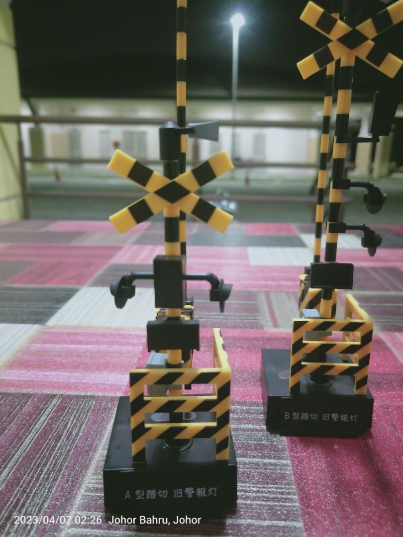 Japan's Realistic Railroad Crossing Diorama Figures 1/24, Hobbies & Toys, Toys & Games on Carousell