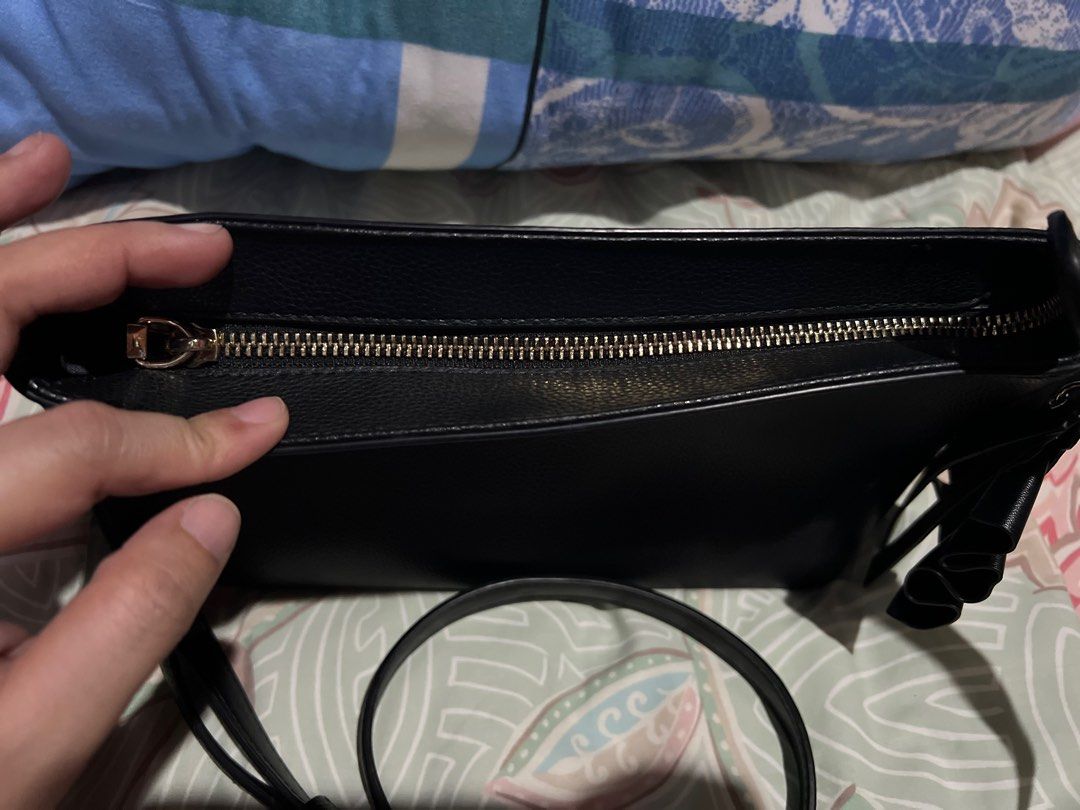 j.estina (Category: Luxury Bags & Wallets) located in Bacolod City. Submitted by jayeallaine (Listing ID 1225002723, Image 3). Description: .