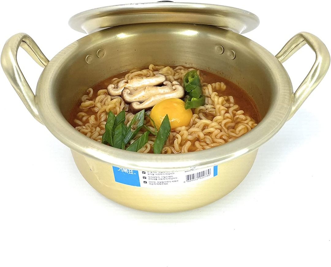 Instant ramen hot pot top