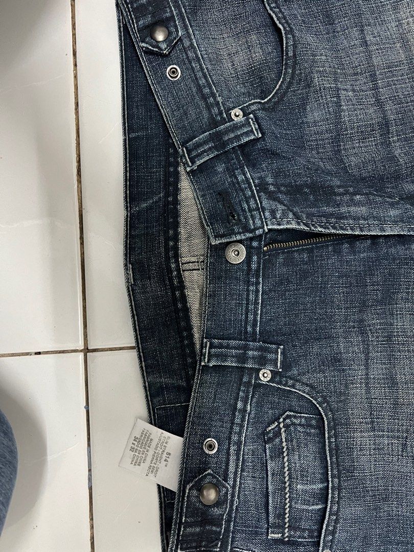 Levis 514 shop button back pocket
