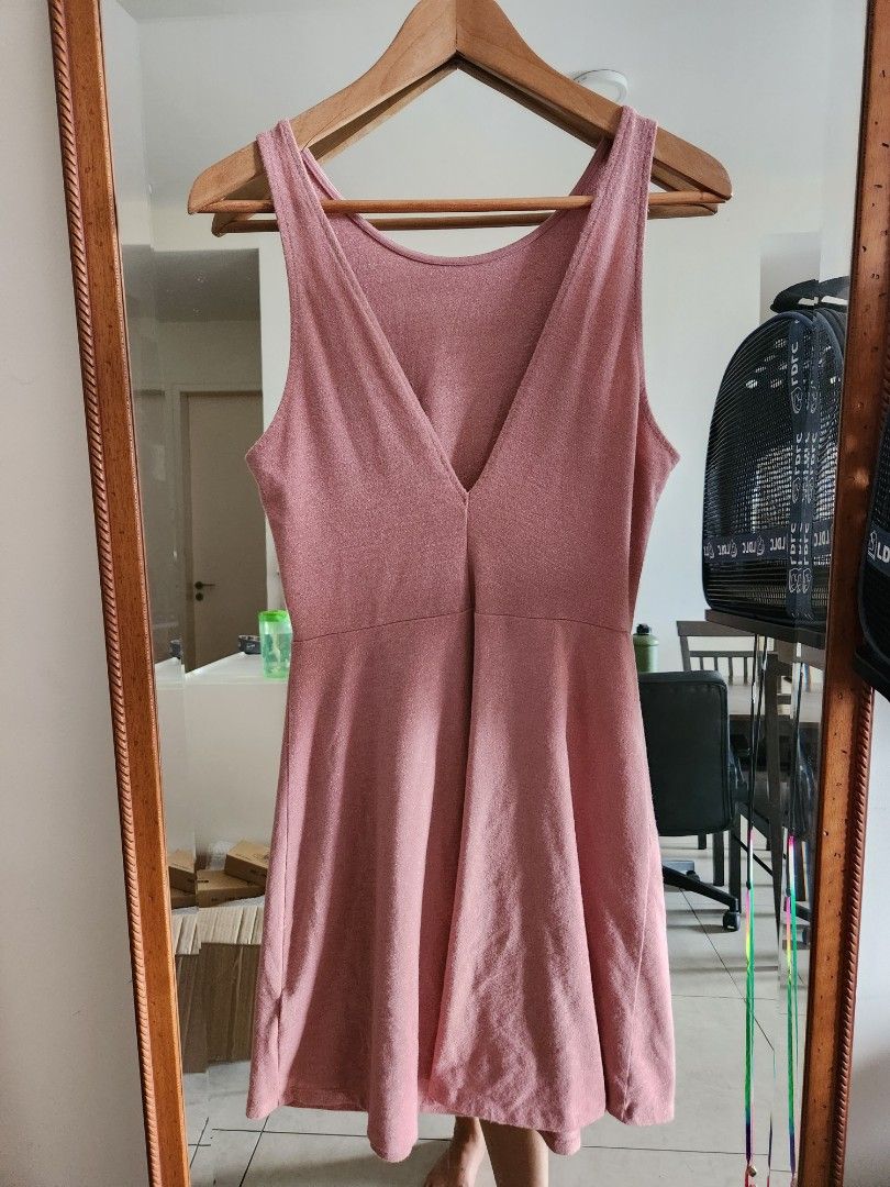 light pink dress h&m Women's Tiered Chiffon Flared skirt H&M Embroidered halterneck dress |