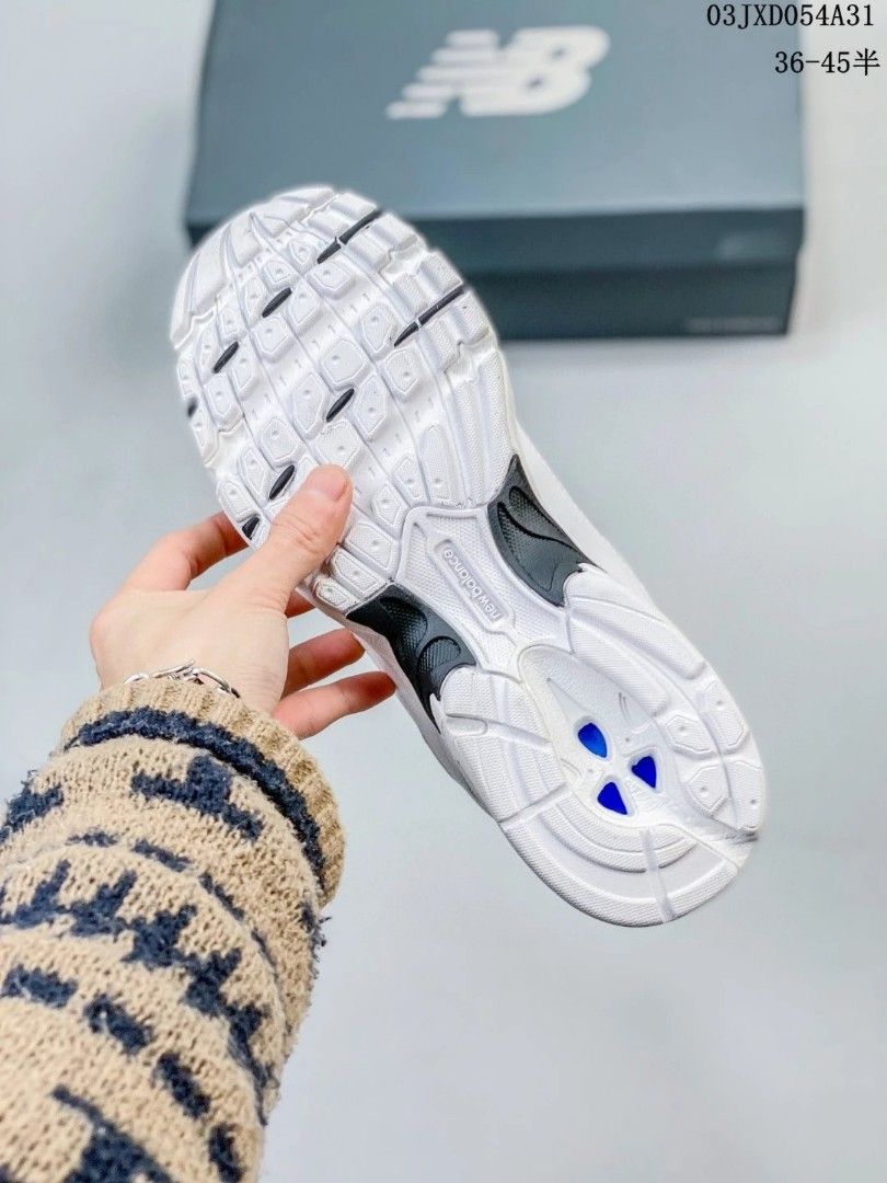 New Balance 725 premium trainers in white and grey, Women's Fashion,  Footwear, Sneakers on Carousell