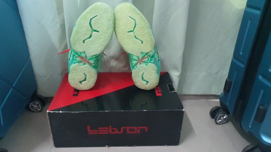 Christmas hotsell lebron 16