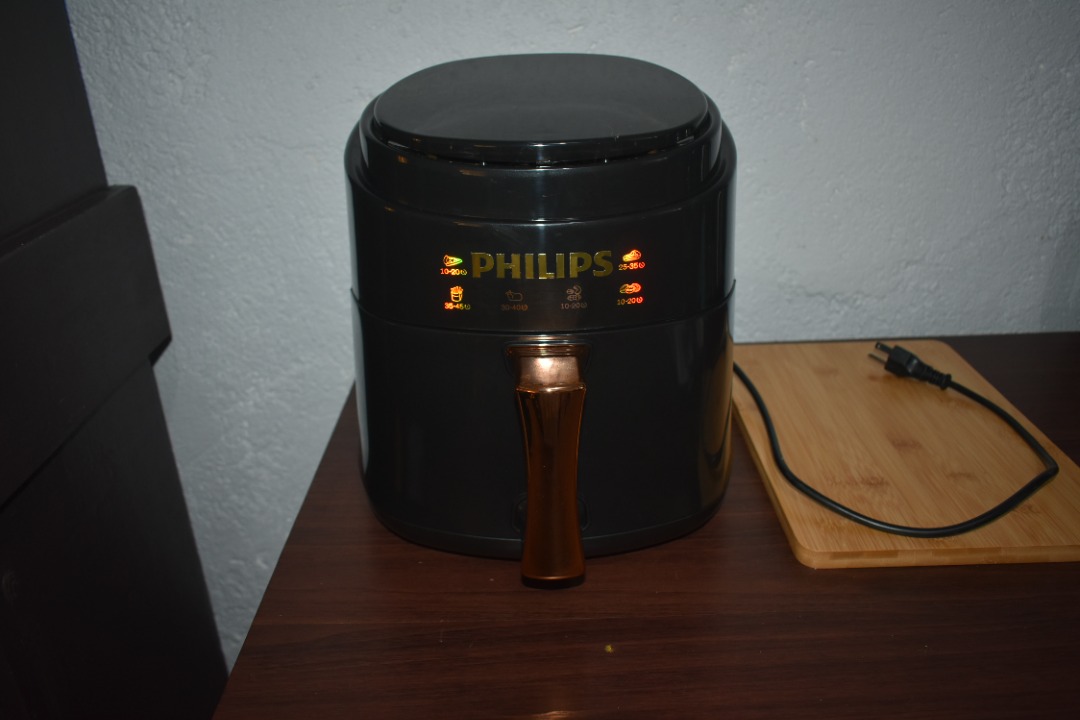 PHILIPS Air Fryer 8L Large Capacity Digital Touch LCD Nosmoke Home