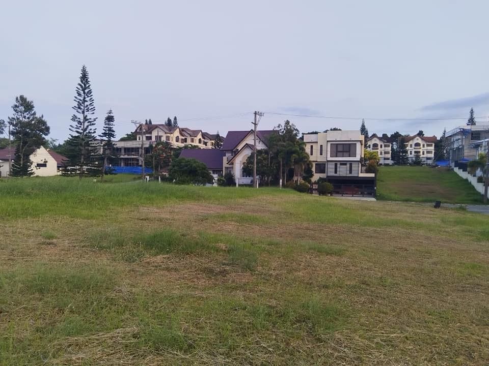 Tagaytay City corner lot for sale at Alta Monte 436 sqm. for 21,000/sqm