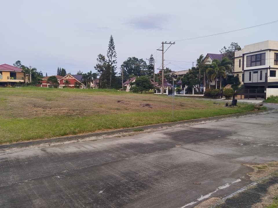 Tagaytay City corner lot for sale at Alta Monte 436 sqm. for 21,000/sqm