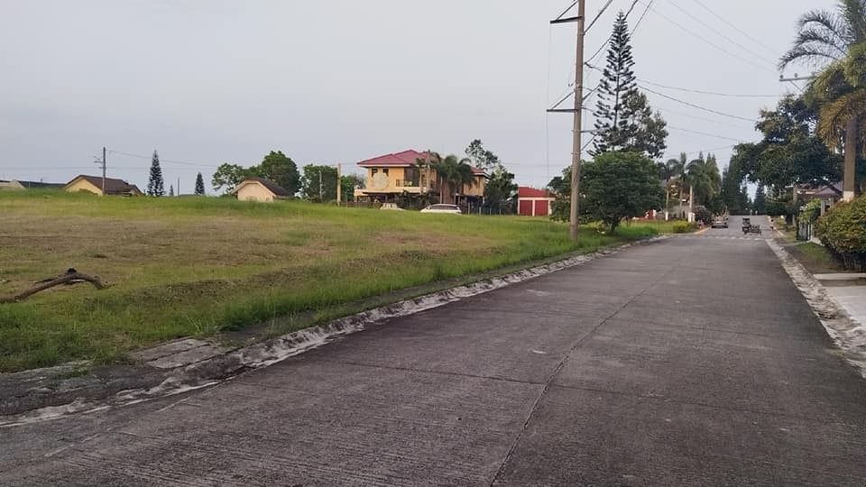 Tagaytay City corner lot for sale at Alta Monte 436 sqm. for 21,000/sqm