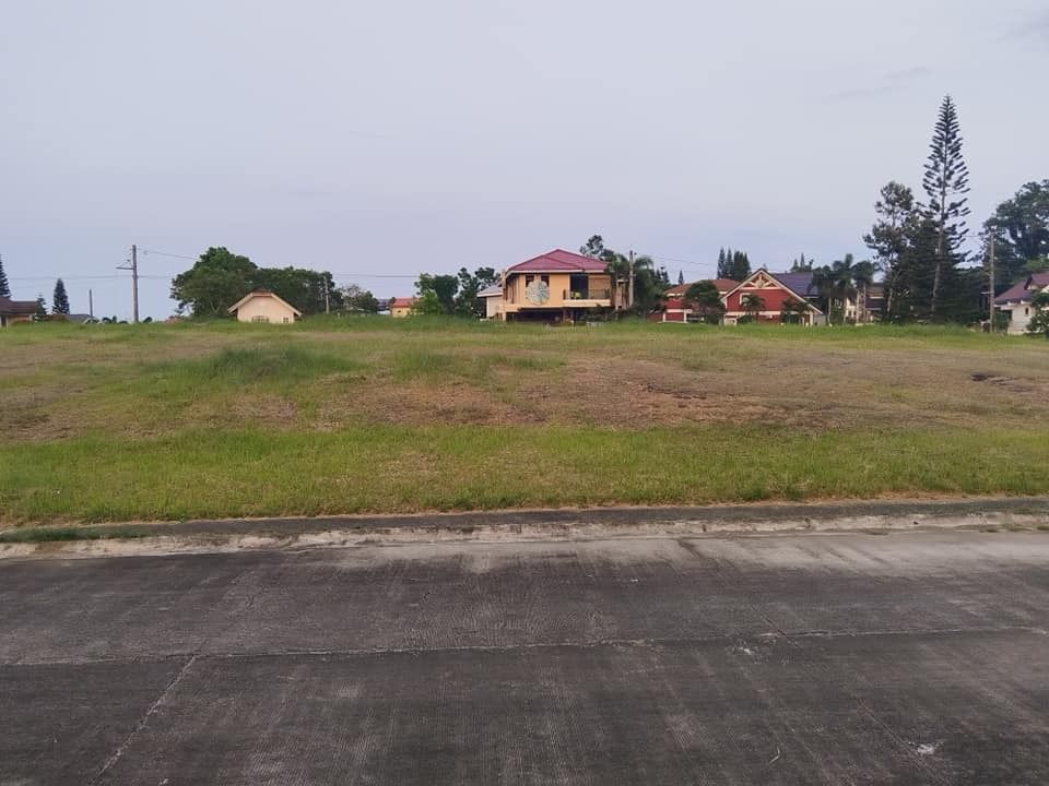 Tagaytay City corner lot for sale at Alta Monte 436 sqm. for 21,000/sqm