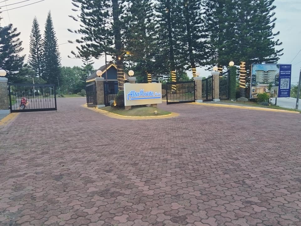 Tagaytay City corner lot for sale at Alta Monte 436 sqm. for 21,000/sqm