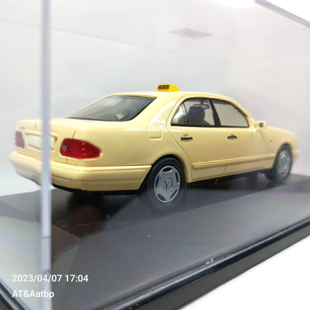 Herpa / Whitebox 1/43 Mercedes-Benz E220 W210 Notarzt - 1995 - Cream/Rouge