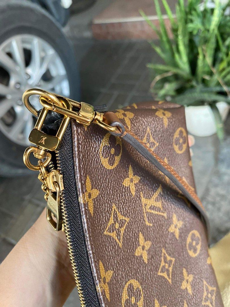 auth pallas clutch sling (Category: Luxury Bags & Wallets) located in Bauang. Submitted by rjae07 (Listing ID 1225197469, Image 2). Description: auth pallas clutch sling rank ab .