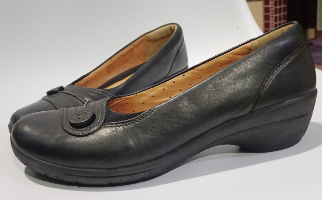 CLARKS artisan Women s Fashion Footwear Heels on Carousell