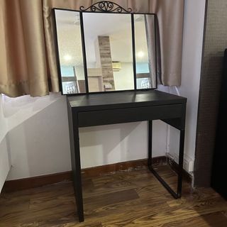 Dressing Table With Attachable Foldable Mirror