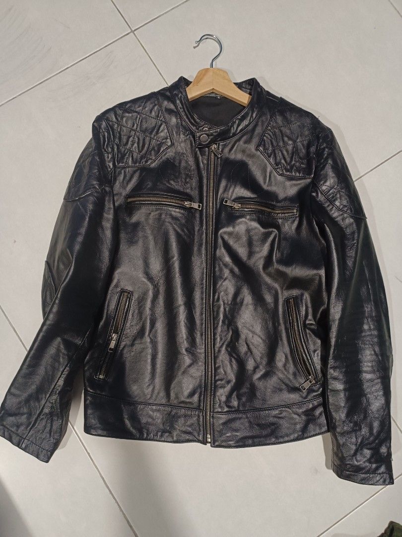 Leather jacket (Category: Coats, Jackets and Outerwear) located in Jenjarom. Submitted by syzrul (Listing ID 1225239019, Image 1). Description: leather jacket Beckham size L PIT 21 Lenght 26 minor zip damage at left arm.like a picture overall condition nice and good cod jenjarom wassap 0133884057.