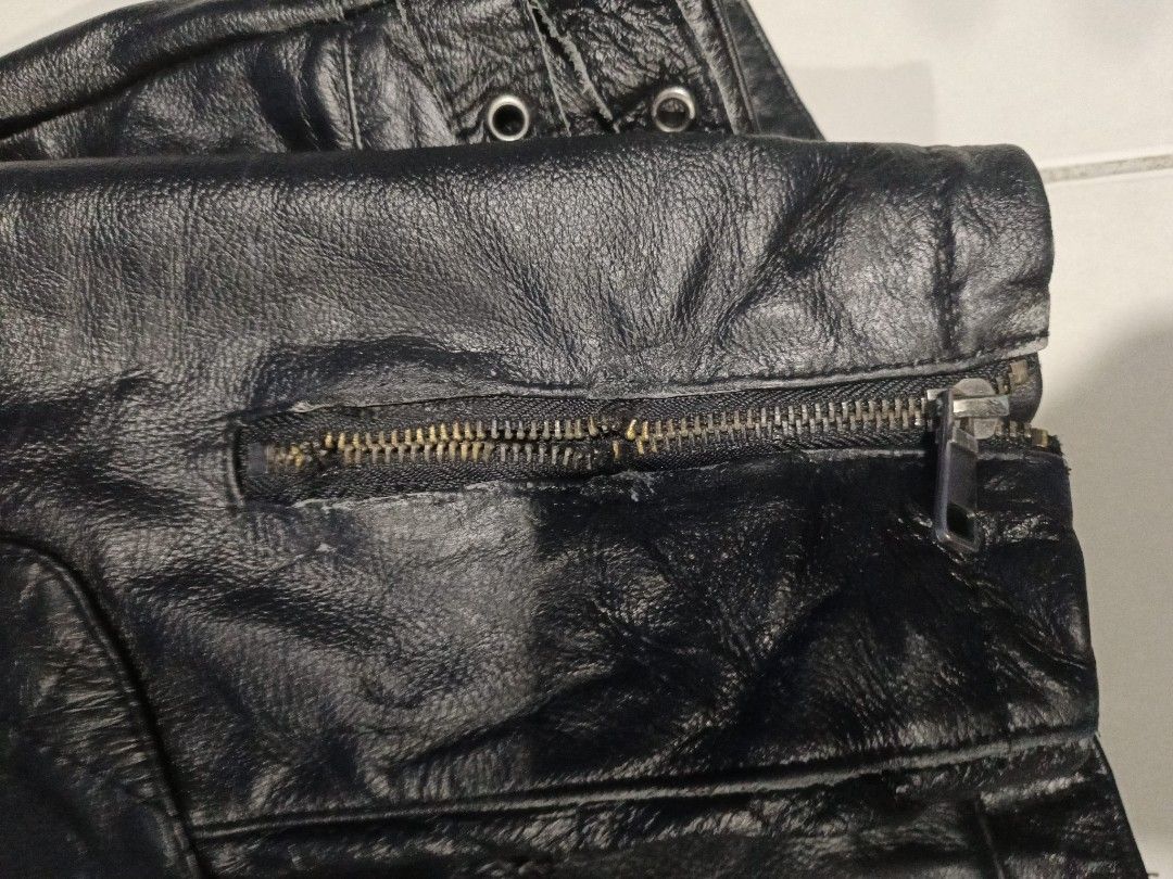 Leather jacket (Category: Coats, Jackets and Outerwear) located in Jenjarom. Submitted by syzrul (Listing ID 1225239019, Image 3). Description: leather jacket Beckham size L PIT 21 Lenght 26 minor zip damage at left arm.like a picture overall condition nice and good cod jenjarom wassap 0133884057.