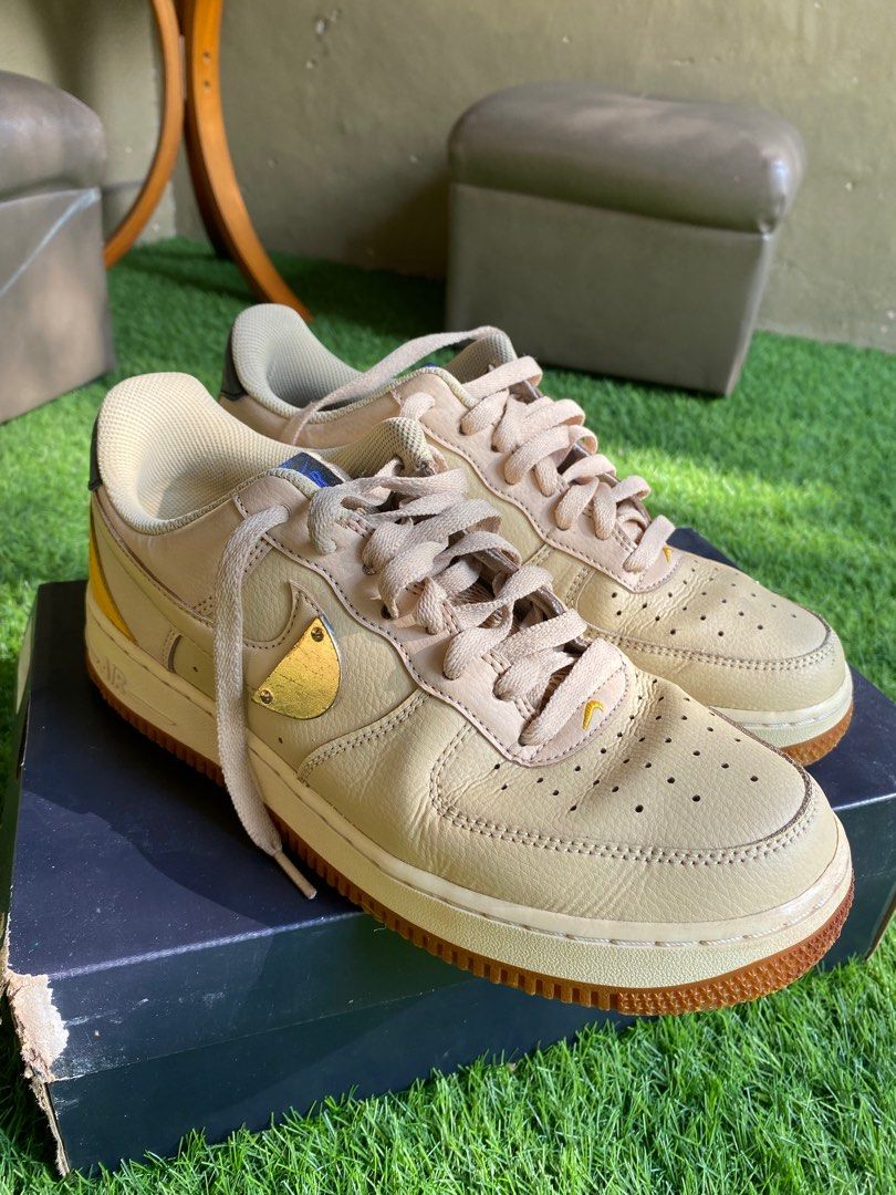  Nike Men's Shoes Air Force 1 '07 LV8 Sesame University Gold  CT2298-200 (Numeric_7_Point_5)