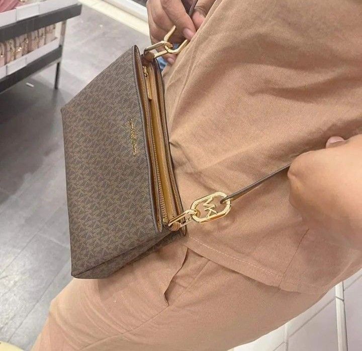 ON HAND MICHAEL KORS TRISH CROSSBODY BAG 993, Women's Fashion, Bags & Wallets, Crossbody Bags