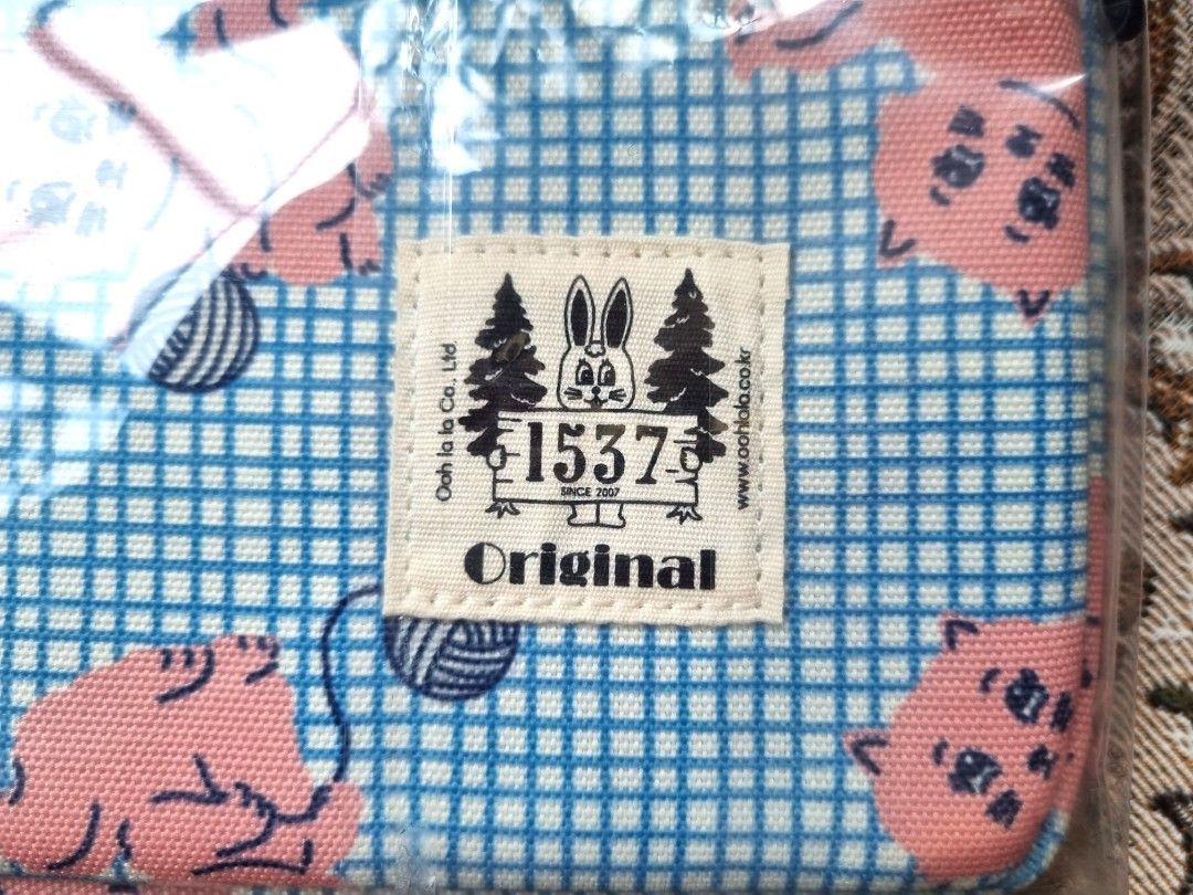 OOHLALA 1537 Co. tablet case from Korea (Category: Laptop Bags & Sleeves) located in Cainta. Submitted by f.alvarez (Listing ID 1225151535, Image 2). Description: Brand new original Oohlala 1537 tablet case from Korea. Printed fabric with padding, with pen holder inside. Only removed from plastic to fit, put back immediately after. Bought from Design Square Sangsang Madang, Hongdae, Seoul. RFS: bought wrong size external size 29x22x2cm inside siz