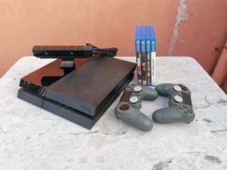 Playstation 4 [Original/Fat] with Camera, 2 Controllers, and 4 PS4 Games