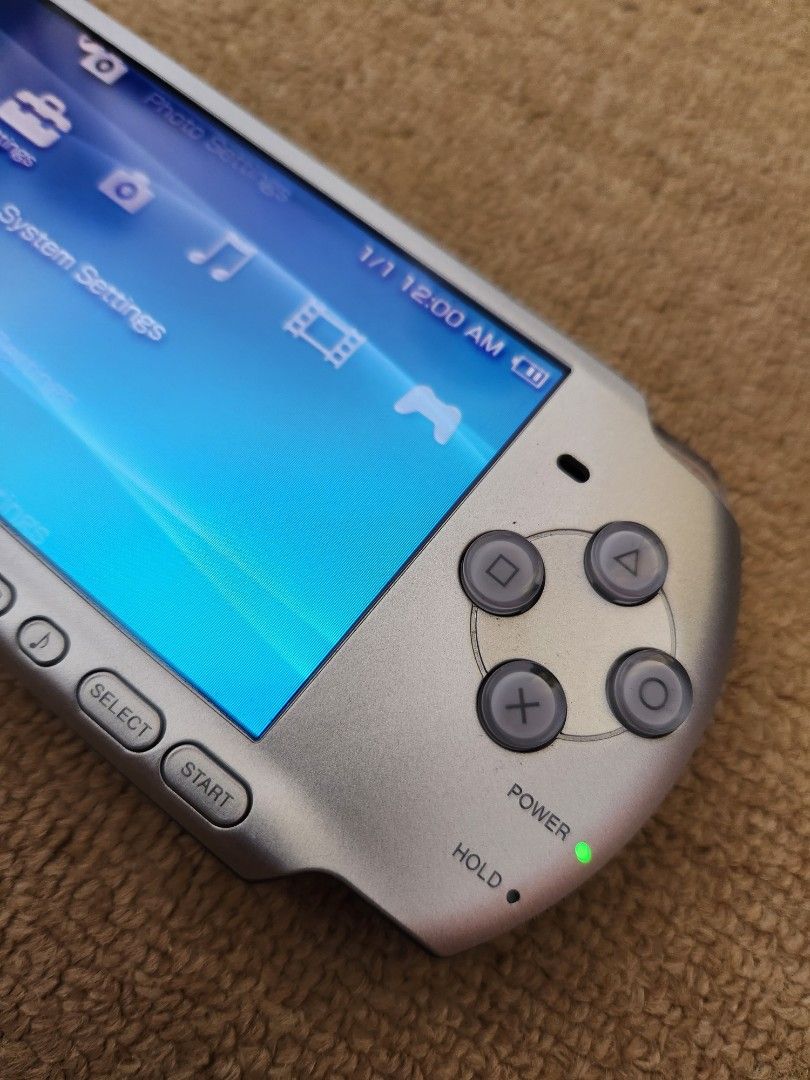 PSP 3000 Silver and Pearl White, Video Gaming, Video Game Consoles