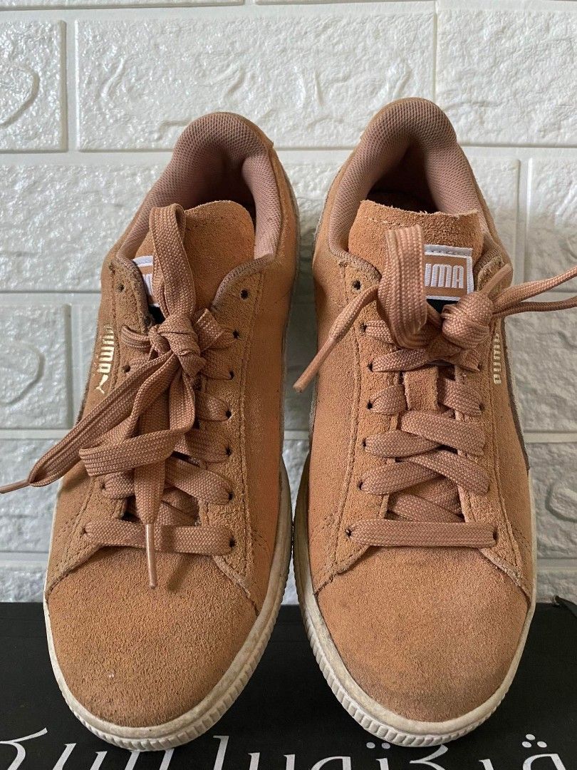 Puma Suede (Category: Sneakers) located in Davao. Submitted by bletti_bletti (Listing ID 1225195071, Image 1). Description: Puma Suede 5 1/2 womens Used once Bought from Abu Dhabi No box NEEDS CLEANING. Please check photos RFS: Bought the wrong size - pasalubong from abroad Nakatago nalang (decluttering) Shipping: Can also ship via shoppee checkout, apart from the usual couriers like LBC/JRS etc.