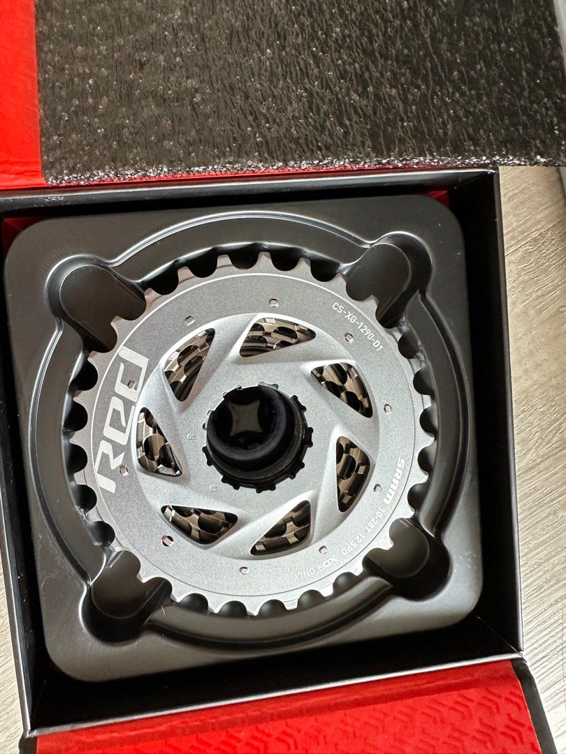 SRAM Red AXS cassette 10-28 / 10-33