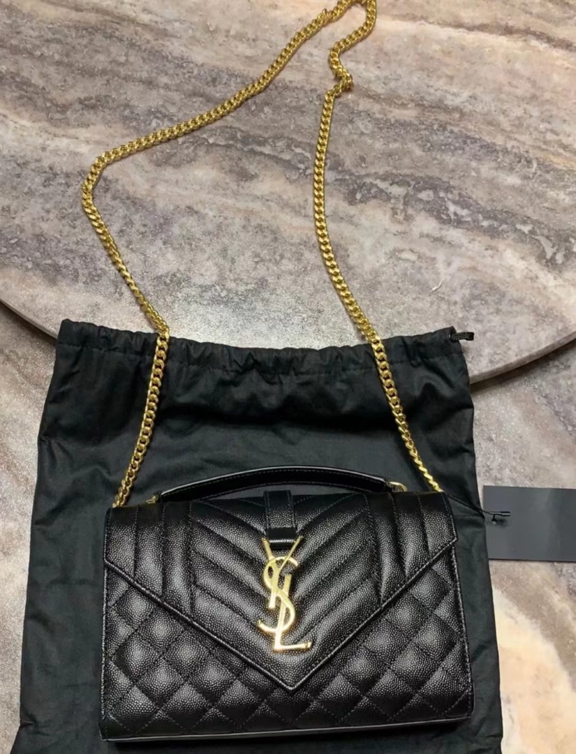 Envelope Medium Leather Shoulder Bag in Black - Saint Laurent