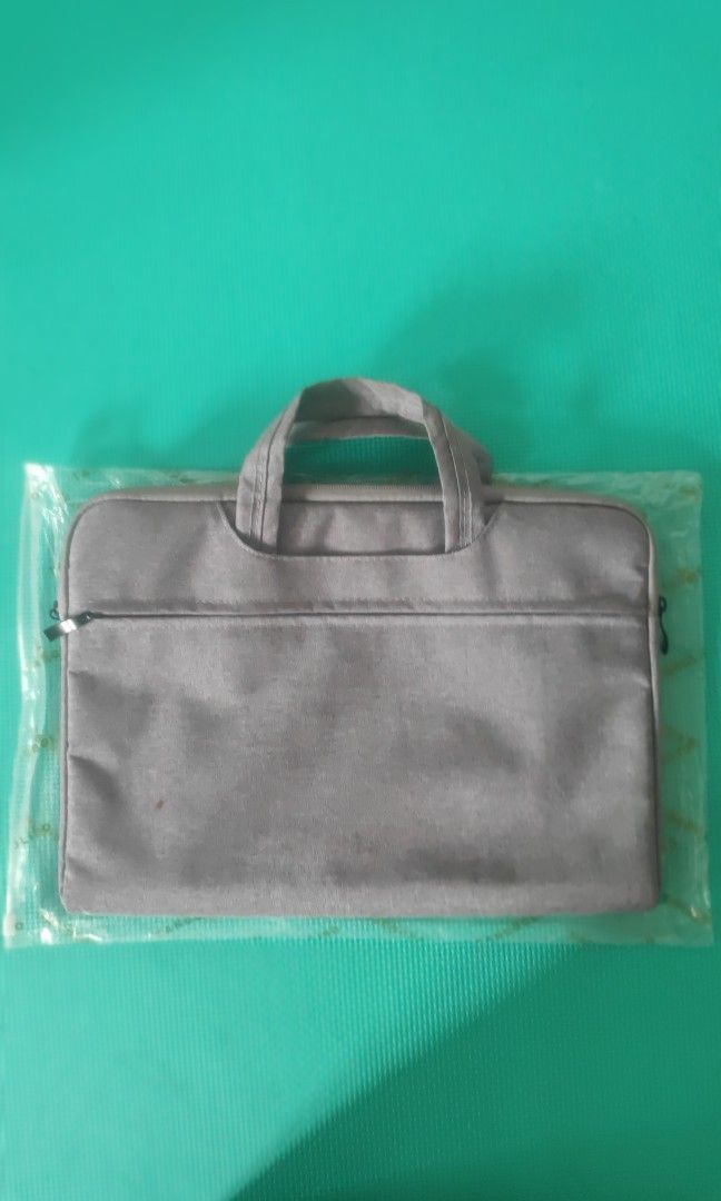 13 inch Laptop bag (Category: Laptop Bags & Sleeves) located in Pasig City. Submitted by rey_b (Listing ID 1225425528, Image 2). Description: 13 inch laptop bag..