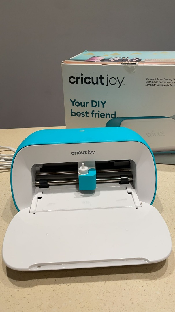 2374) CRICUT JOY MACHINE A COMPACT, PORTABLE DIY SMART MACHINE FOR