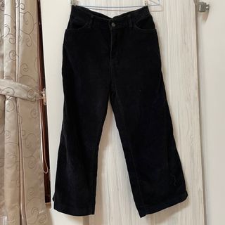 [二手] 棉質 類絨布材質 坑條黑色八分褲 寬褲