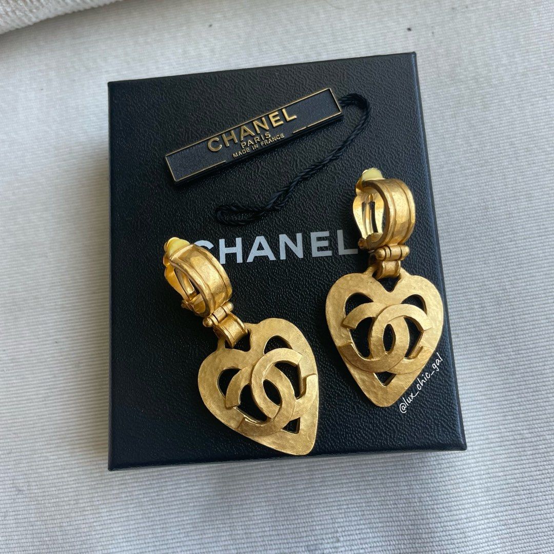 Chanel Vintage 93P Giant Dangle Heart Earrings – Boutique Patina