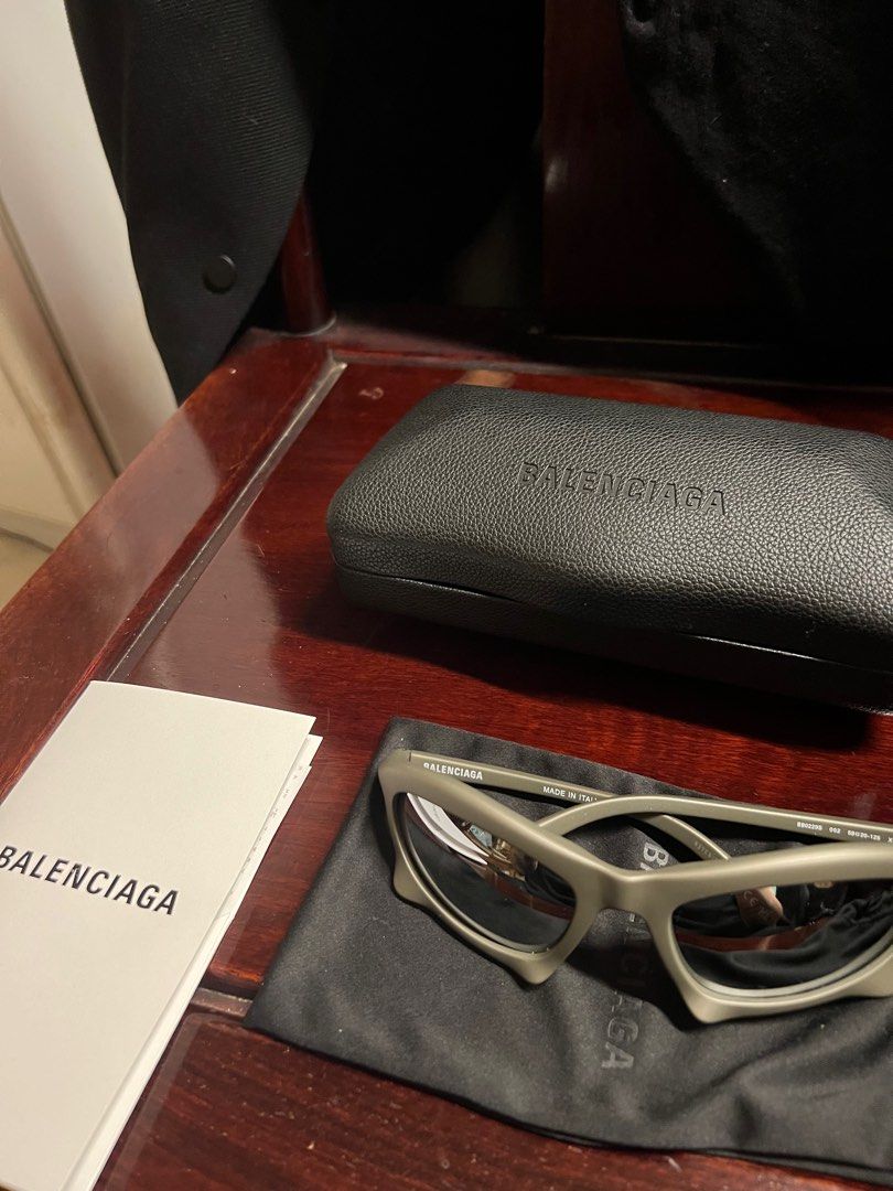 BALENCIAGA BAT RECTANGLE SUNGLASSES IN SILVER, 名牌, 飾物及配件