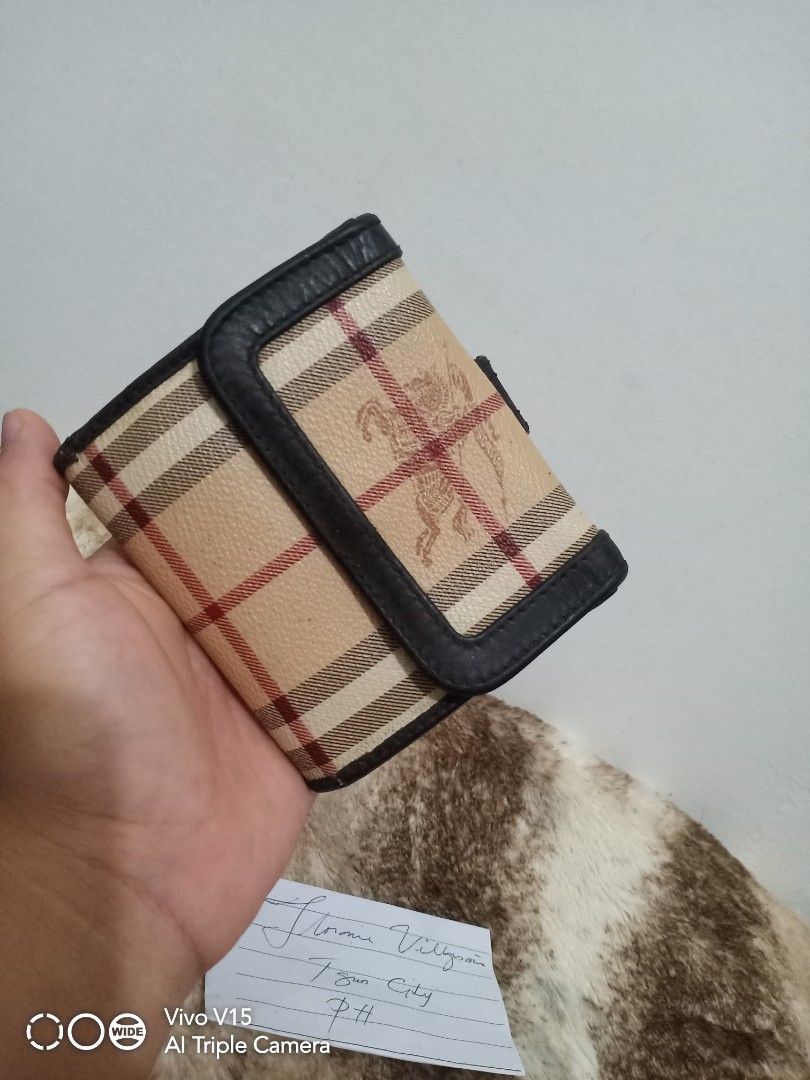 Burberry short wallet (Category: Luxury Bags & Wallets) located in Tagum. Submitted by luxbagelyas (Listing ID 1225351480, Image 1). Description: with flaws bawal sa maarte matibay pa daming card slot.