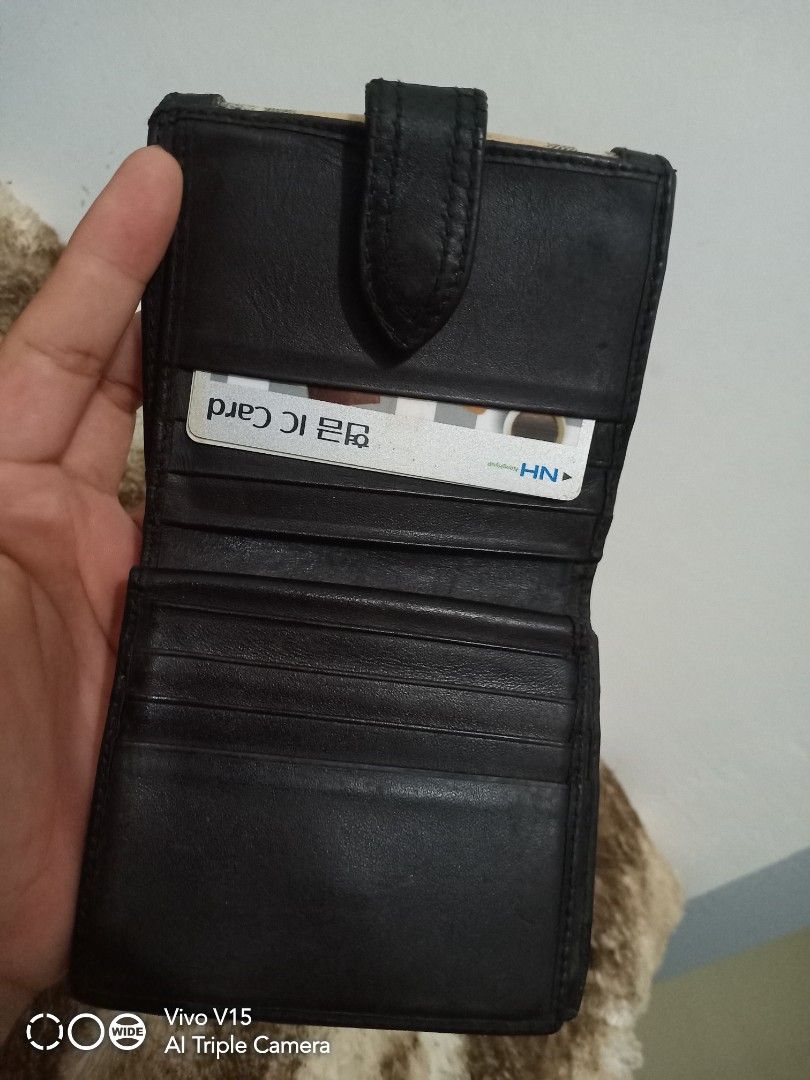 Burberry short wallet (Category: Luxury Bags & Wallets) located in Tagum. Submitted by luxbagelyas (Listing ID 1225351480, Image 3). Description: with flaws bawal sa maarte matibay pa daming card slot.