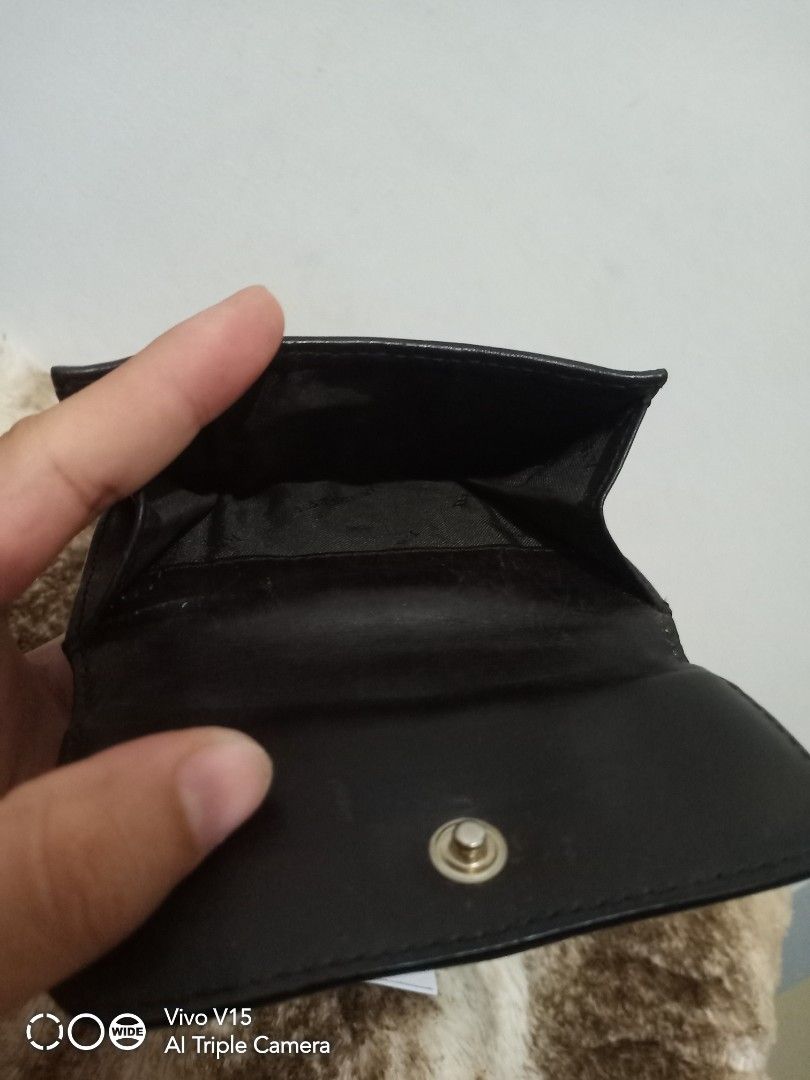 Burberry short wallet (Category: Luxury Bags & Wallets) located in Tagum. Submitted by luxbagelyas (Listing ID 1225351480, Image 2). Description: with flaws bawal sa maarte matibay pa daming card slot.