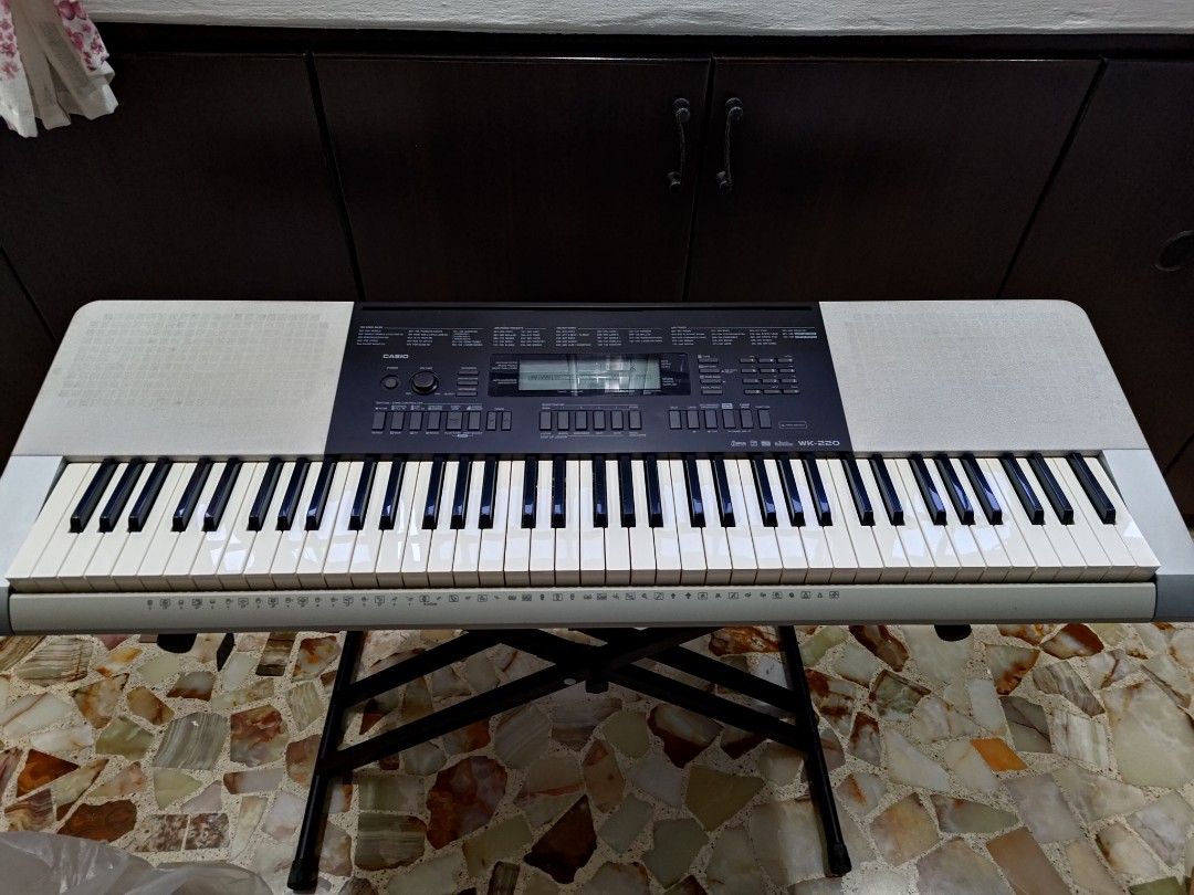 Casio Wk220 electric piano with stand, Hobbies & Toys, Music & Media