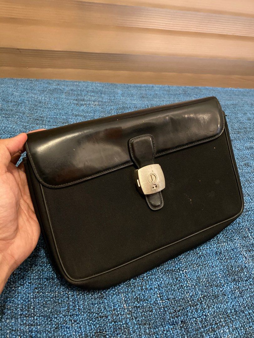 Dunhill Clutch Bag (Category: Belt bags, Clutches and Pouches) located in Quezon City. Submitted by prelovedbagsbygiv (Listing ID 1225450118, Image 1). Description: .
