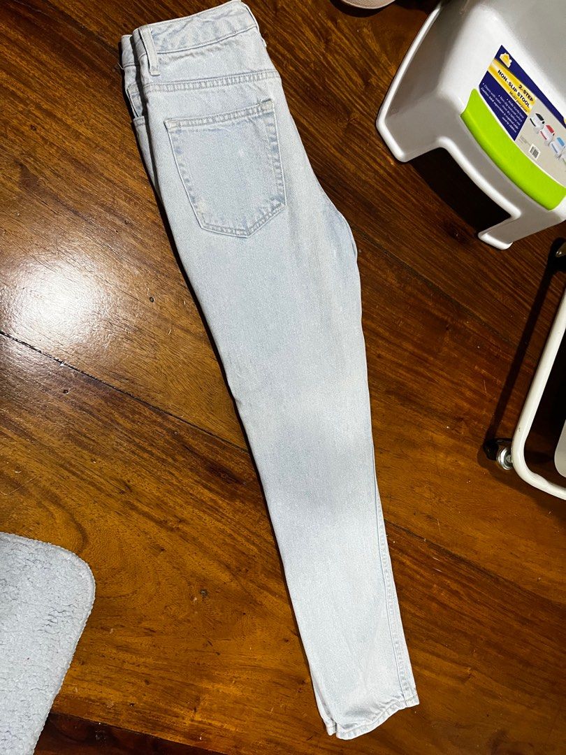 F21 baggy fit jeans (Category: Jeans) located in Quezon City. Submitted by prelovedthingsbybree (Listing ID 1225452915, Image 3). Description: Last price posted Good as new Fits 24-25 waistline Mid waist Rfs: doesnt fit me anymore Mod: Shopee checkout.