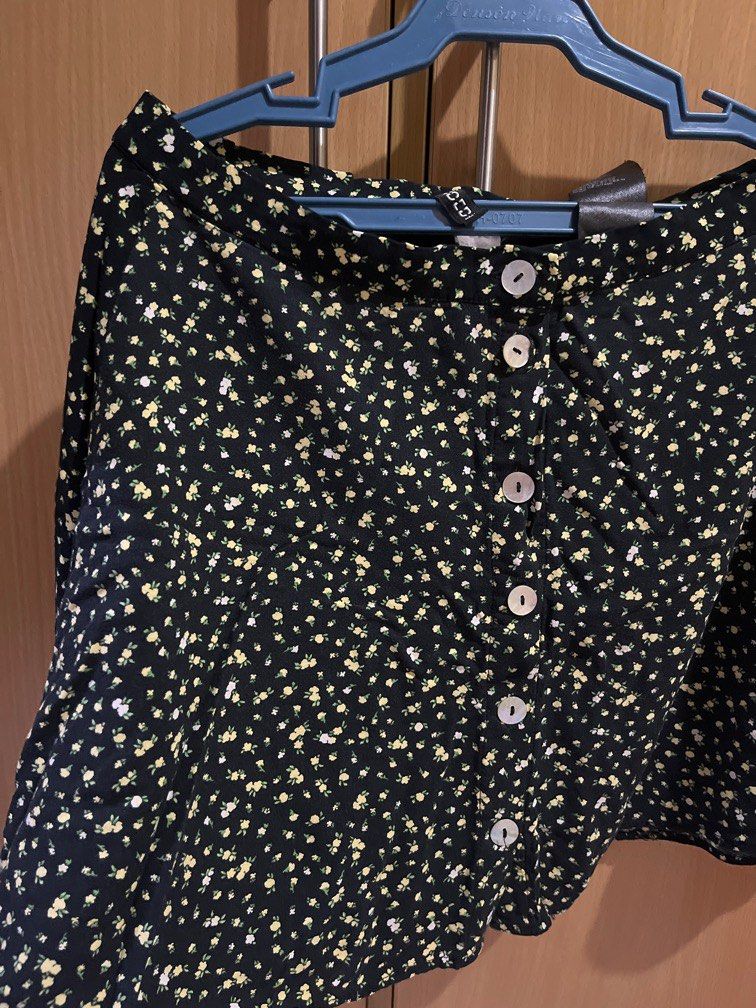 Floral Button Down Skirt (Category: Skirts) located in Cebu City. Submitted by lessyb (Listing ID 1225337355, Image 3). Description: .
