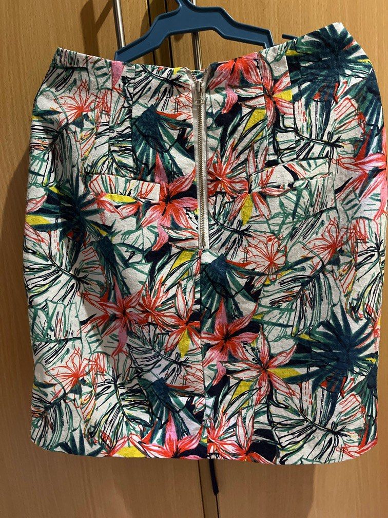 Floral Pencil Skirt (Category: Skirts) located in Cebu City. Submitted by lessyb (Listing ID 1225337661, Image 2). Description: .
