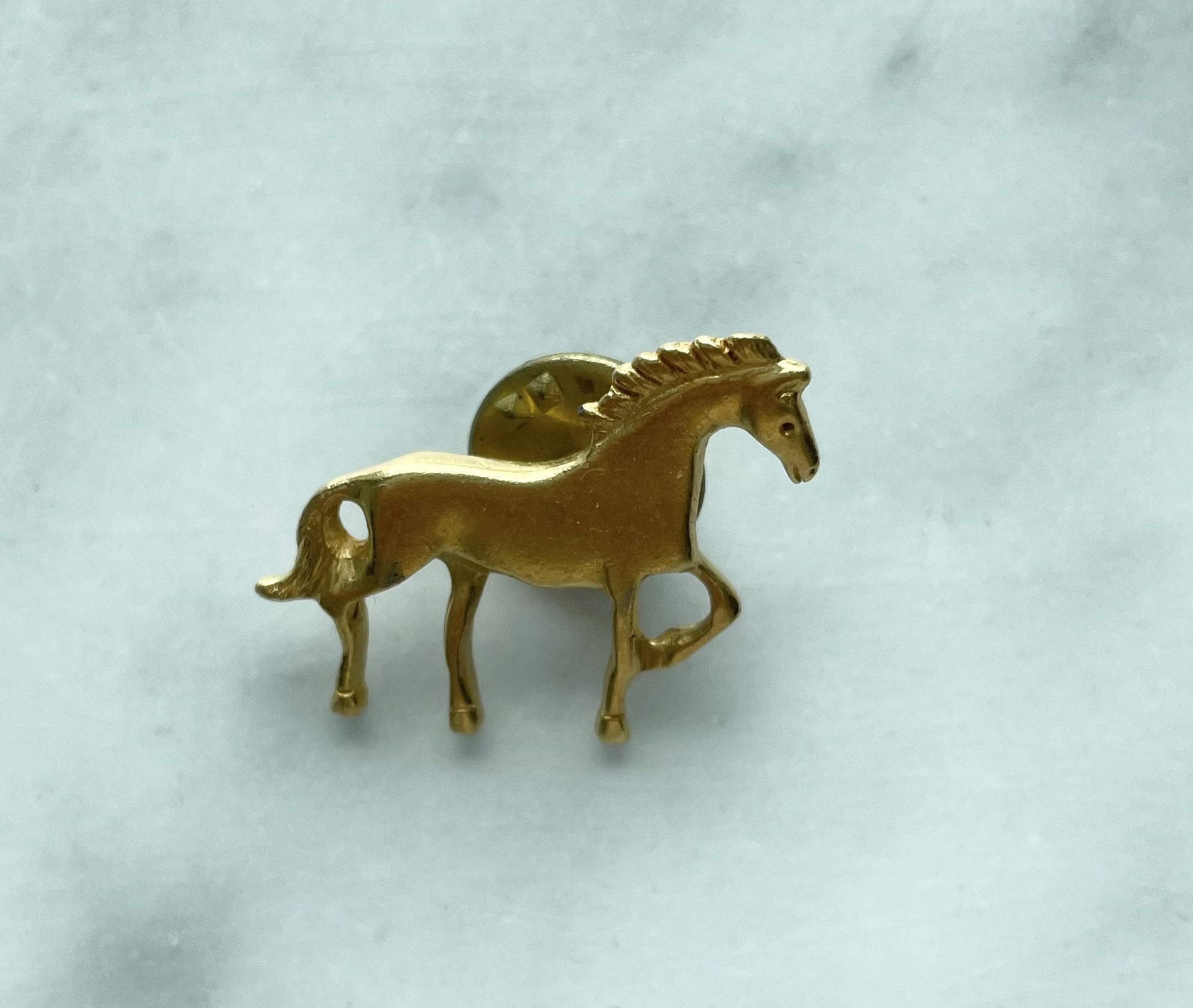 Golden Horse Brooch Breastpin for Men Women Lady Girl Delicate