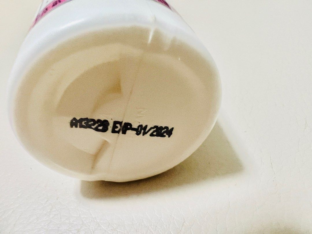 (FREE) JNS Breast Enhancement Cream, 美容＆化妝品, 沐浴＆身體護理, 沐浴及身體護理 身體護理 Carousell